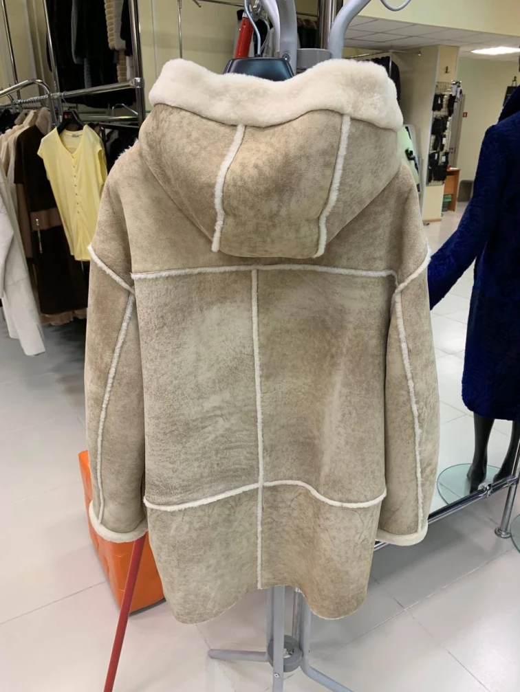 Короткая женская дубленка с капюшоном 2075, бежевая, размер 44, артикул 65230-1