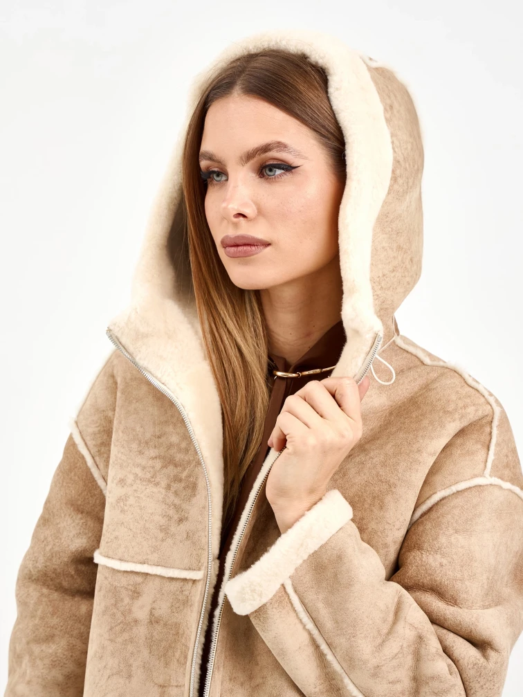 Короткая женская дубленка с капюшоном 2075, бежевая, размер 46, артикул 65230-3