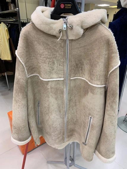 Короткая женская дубленка с капюшоном 2075, бежевая, размер 44, артикул 65230-0