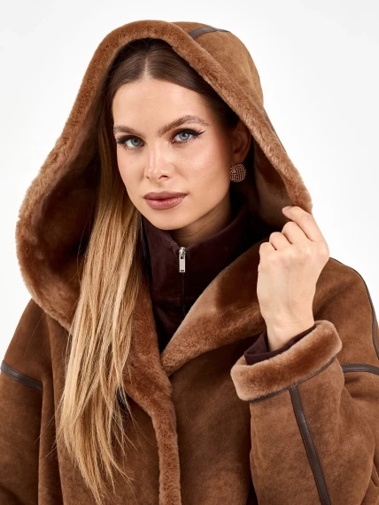 Длинная женская дубленка с капюшоном 2079, коричневая, размер 44, артикул 65120-3