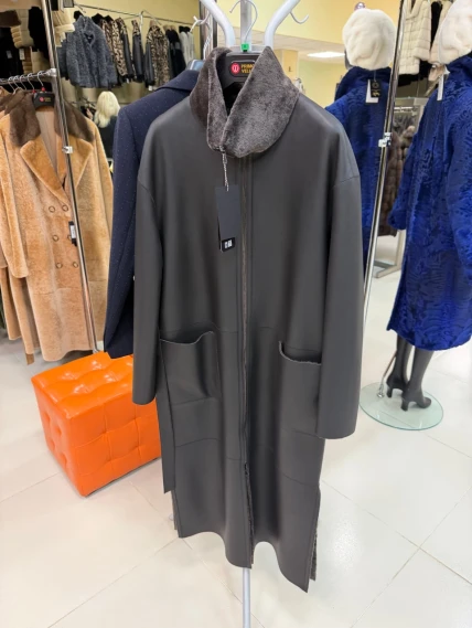 Коричневая длинная женская дубленка 2071, размер 44, артикул 64990-0