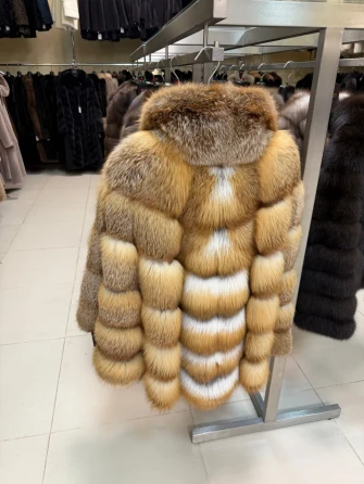 Женская короткая шуба из меха лисы М1010-340-1